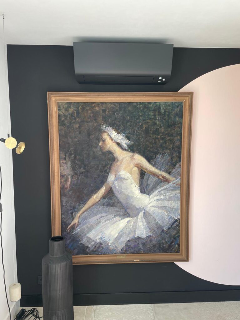 Foto van een airco die goed past bij de kleur van de muur