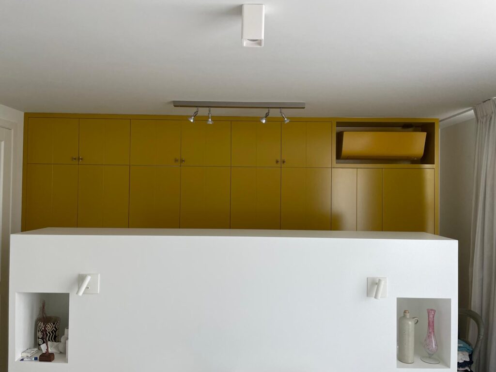 Foto van een airco die goed past bij de kleur van de muur