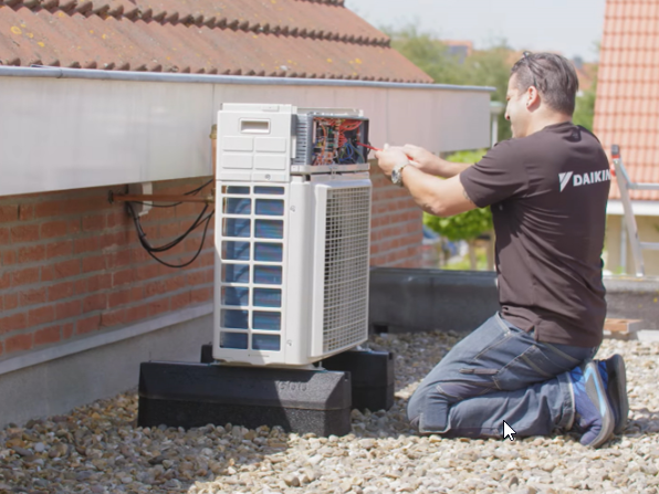 Monteur opdak voor montage van split unit airco